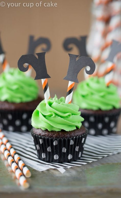 Wicked Witch Cupcakes - Your Cup of Cake Kid Halloween Cupcakes, Halloween Cupcake Ideas, Witch Cupcakes, Halloween Treats To Make, Halloween Food Cupcakes, Yogurt Covered Pretzels, Halloween Cake Decorating, Spooky Halloween Treats, Devils Food Cake Mix Recipe