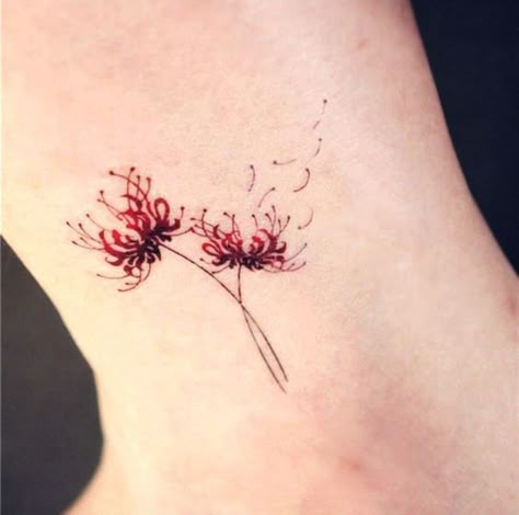 Flor del infierno Lily Flower Tattoos, Tattoo Trend, Foot Tattoos For Women, Original Tattoos, Red Ink Tattoos, Geniale Tattoos, Tattoo Girls, Tiny Tattoo, Lily Tattoo