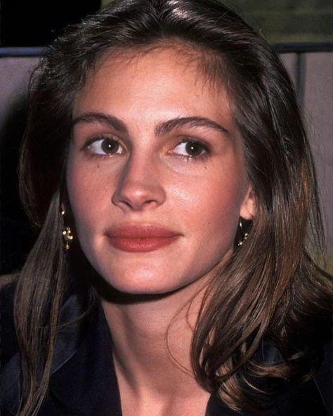 Julia Roberts Makeup, 90s Models Makeup, Christy Turlington 90s, Rachel Mcadams Hair, Richard Tyler, 90s Makeup, Brunette Makeup, 90s Models, Rachel Mcadams