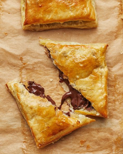 Like a chocolate croissant...but way easier. These choc bar puffs are made with thawed puff pastry, 1/2 a chocolate bar, and an egg wash to glue it all together. They're sweet, flaky, and delicious. Nadiya Hussain, Chocolate Croissants, Chocolate Croissant, Chocolate Sandwich, Frozen Puff Pastry, 3 Ingredient, Homemade Chocolate, Puff Pastry, Dessert Recipes Easy