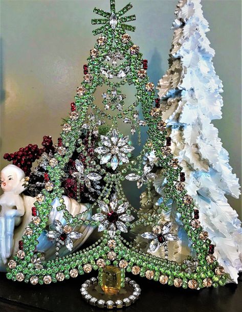 Czech Christmas Tree, Vintage Meals, Jewel Tree, Mantle Christmas, Jewelry Trees, Christmas Jewelry Diy, Majestic Tree, Jeweled Christmas Trees, Multimedia Art