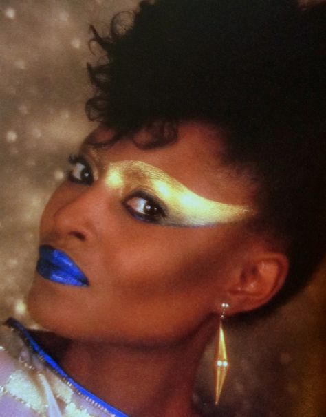 Gold blue 80´s make up 80 Makeup And Hair, 1980 Makeup, 80s Makeup Trends, 80s Hair And Makeup, 1980s Makeup And Hair, Retro Makeup Looks, 1980s Makeup, Disco Makeup, 80s Makeup