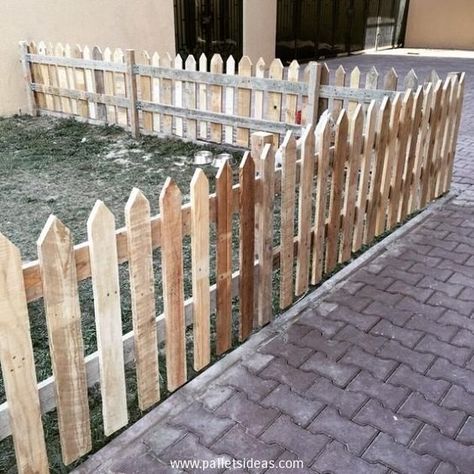 Pallet Picket Fence, Pallet Fence Diy, Picket Fence Ideas, Wood Pallet Fence, Wood Picket Fence, Picket Fences, Pallet Fence, Popular Diy, Diy Fence