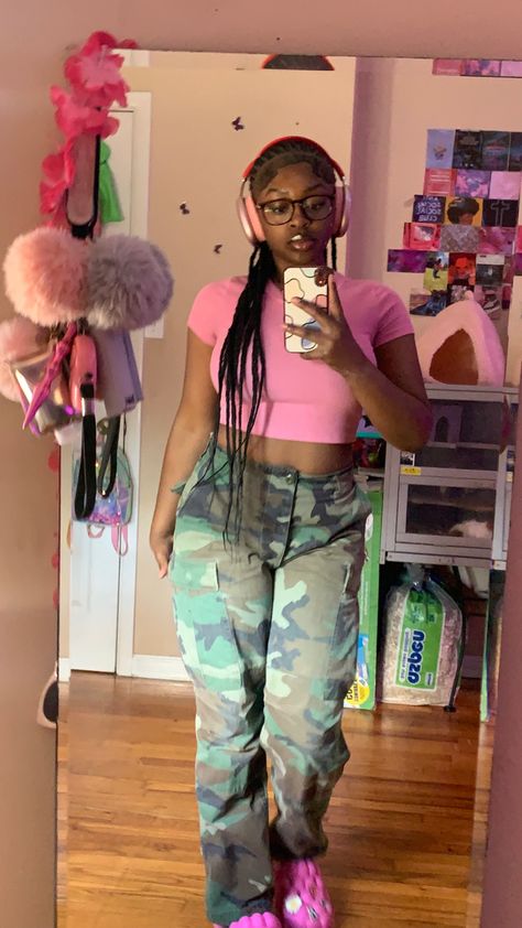 Pink Shirt And Camo Pants Outfit, Camo And Pink Outfit, Camo Sweatpants Outfit, Pink Crocs Outfit, Pink And Camo Outfit, Pink Top Outfit, Pink Shirt Outfit, Camo Outfit, Preemie Mom