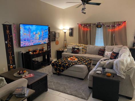 Halloween Lights Living Room, Modern Halloween Living Room, Living Room Decorated For Halloween, Halloween Indoor Decorations Living Room, Halloween Decoration Living Room, Interior Halloween Decor Living Room, Apartment Decor Halloween, Halloween Decorated Living Rooms, Halloween Decorations For Living Room