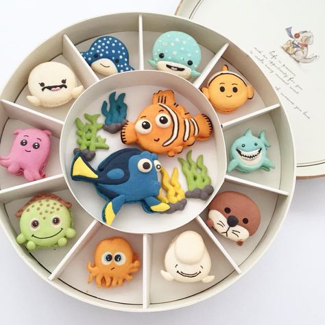 Nemo and friends macaron set #nemo #dory #love #macaron #macarons #macaroon #macaroons #instacute #instafood #instagood Macarons Cute, Disney Macarons Recipe, Disney Macarons, Under The Sea Macarons, Fish Macarons, Kue Macaroon, Macaroon Cookies, Disney Desserts, Macaron Cookies