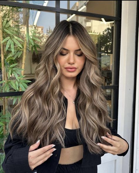 Latina Blonde Hair Olive Skin, Modern Balayage, Light Brunette Hair, Rambut Brunette, Summer Blonde Hair, Black Hair Balayage, Brown Hair Looks, Color Balayage, Brown Hair Inspo