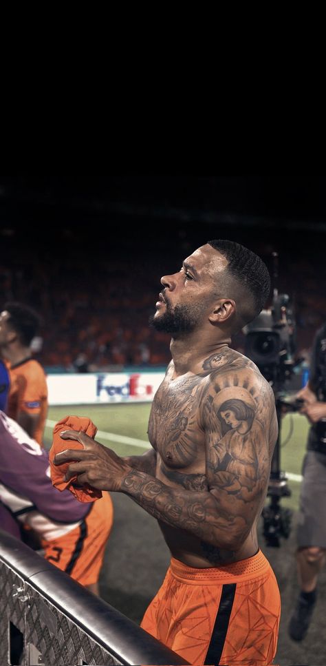 Memphis Depay Wallpapers, Memphis Depay Tattoo, Depay Memphis, Fc Barcelona Wallpapers, Memphis Depay, Beard Fade, Iranian Beauty, Soccer Guys, Celebrity Tattoos