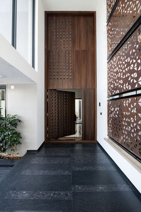 SASW | SHIVOHAM Office Landscape Design, Huge Door, Door Pattern, Bungalow Interiors, House Main Door, Foyer Flooring, Modern Entrance Door, Main Entrance Door Design, House Redesign