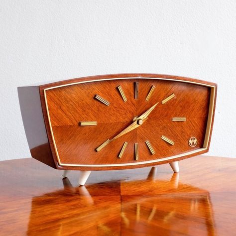 Bedroom Clocks, European Decor, Mid Century Clock, Wood Block Crafts, Retro Living Rooms, Diy Clock Wall, Mantle Clock, Wood Clocks, Wooden Wall Clock