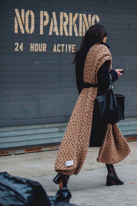 Vogue Street Style, Fashion Trend Board, Street Clothes, Walking Down The Street, Giovanna Battaglia, New York Street Style, New York Fashion Week Street Style, New Street Style, Anna Dello Russo