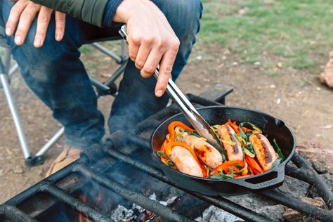 cooking brats on a campfire Glamping Dinner, Glamping Recipes, Grilled Bratwurst, Pie Iron Recipes, How To Cook Brats, Camping Menu, Pie Iron, Easy Camping Meals, Campfire Food