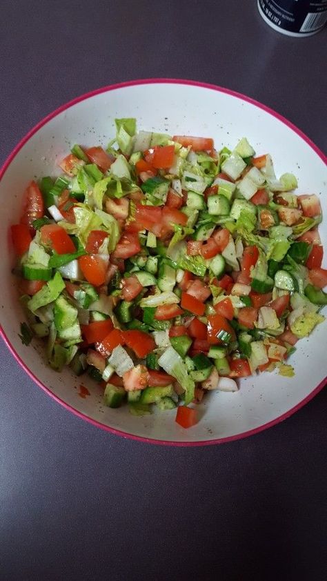 Green Salad Recipe for Beginners Recipe For Beginners, Steak Side Dishes, Green Salad Recipes, Recipe Salad, Makanan Diet, Snap Food, Easy Salads, Recipes For Beginners, Food Snapchat