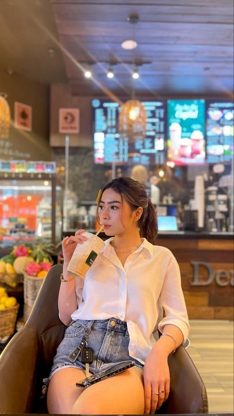 Poses For Pictures Instagram Sitting, Tita Outfit Ideas, Cafe Outfit Ideas, Casual Photoshoot Ideas, Tita Outfit, Pose Mode, Ootd Poses, Casual College Outfits, Stylish Photo Pose