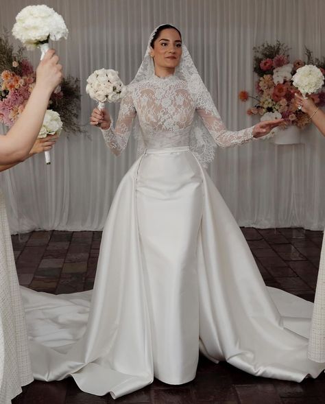 Princess Diaries Wedding Dress, Royal Wedding Dress Royalty, Lace Wedding Dress Modest, Kim Kardashian Wedding Dress, Ugly Wedding Dress, Slim Wedding Dresses, Mermaid Bridal Gowns, Queen Wedding Dress, Short Bride