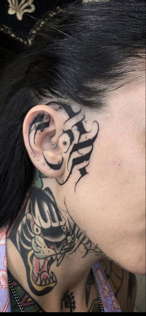 Cute Tattoo Design, Gotik Tattoo, Tattooed Models, Throat Tattoo, Cute Tattoo, Facial Tattoos, Tattoos Geometric, Gothic Tattoo, Face Tattoos