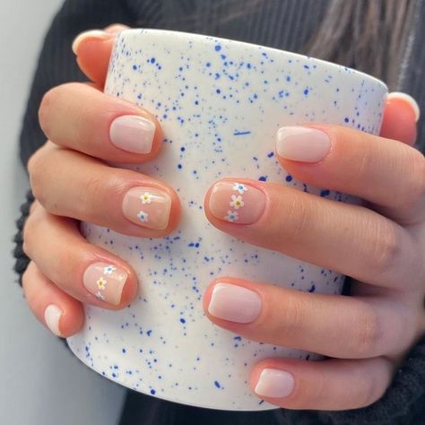 Graduation Nails Short Natural, Shellac Nails Short Simple, Fun Spring Nails Acrylic, Cute Gel Manicure Ideas, Simple Nail Designs For Spring, Pretty Short Nails Simple, Short Nail Gel Designs, Natural Short Nail Designs, Very Short Nails Ideas