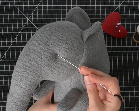 Needle Sculpting the Face on Plush Toys Needle Sculpting, Face Sculpting, Beginner Sewing, Sewing Toys, Sewing For Beginners, Sewing Tutorials, Soft Toy, Crochet Toys, Fingerless Gloves