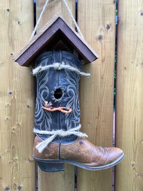 Repurpose Cowboy Boots, Boot Birdhouse, Cowboy Boot Crafts, Old Boots, Gift Making, Cowboy Boot, Wreath Crafts, Birdhouse, Repurpose