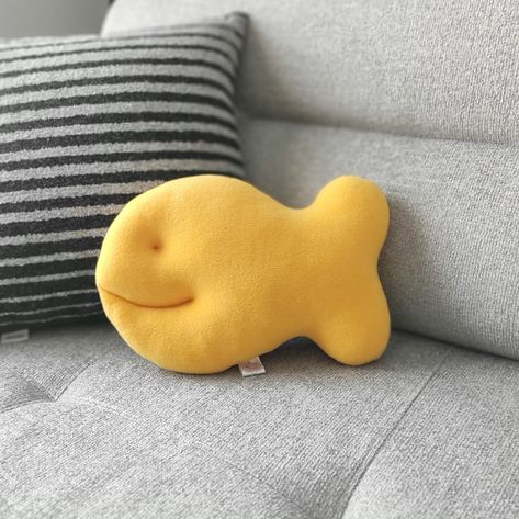 🐠 "Cheesy Fish Cracker Pillow" 🎁 My fish-shaped pillow, carefully crafted from yellow polar fabric, is designed with the following dimensions: Length: 22 cm (8.66 inches) Width: 33 cm (12.99 inches) - You can clean the "Fish Pillow" with a damp cloth according to your preference. Or max. 30oC/86℉. (Hand wash delicate / Delicate machine wash / Cold water / Air dry) - The cover cannot be removed. This adorable pillow is created as an ideal decorative item for living rooms and nurseries. This spe Funky Couch Pillows, Weird Pillows, Quirky Pillows, Goldfish Pillow, Fish Shaped Pillow, Fish Pillows, Cool Pillows, Yellow Room Decor, Fish Plush