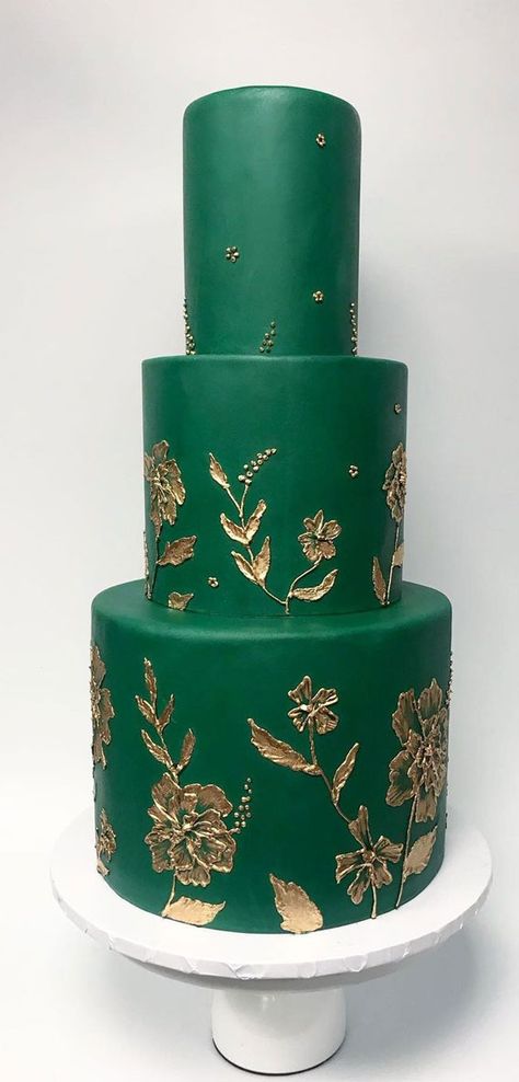 Dark Green Quinceanera Theme Cake, Emerald Green And Gold Cake Birthday, Emerald Wedding Cakes, Emerald And Gold Cake, Emerald Green Cake Birthday, Green And Red Cake, Emerald Green Quinceanera Cake, Emerald Green And Gold Cake, Cake Emerald Green