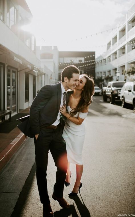 Classy Engagement Photos, Urban Engagement Photos, Engagement Shoot Outfit, Urban Engagement, City Engagement Photos, Engagement Pictures Poses, Engagement Inspo, Beach Engagement Photos, City Engagement