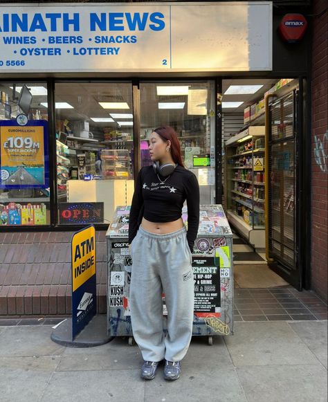 Women Sweatpants Outfits, Nike Sweatpants Outfit, Sweatpants Outfits Winter, Sweatpants Outfits, Winter Streetwear, Sweatpants Outfit, Baggy Style, Streetwear Fashion Women, Discord Server