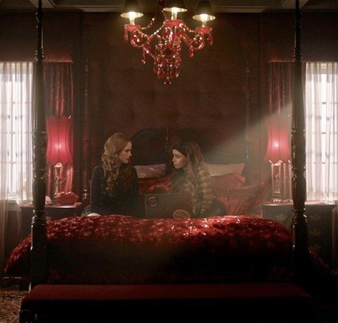 Brittana Fanart, Riverdale Blossom, Choni Riverdale, Movie Bedroom, Cheryl Blossom Aesthetic, Blossom House, Toni Topaz, Cheryl Blossom Riverdale, Riverdale Aesthetic