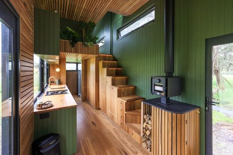 Tiny House Stairs Ideas, Japanese Style Tiny House, Small Condo Decorating, Frame Cabins, Luxury Houseboats, Small Barn House, Tiny House Layout, Tiny House Loft, Tiny House Inspiration