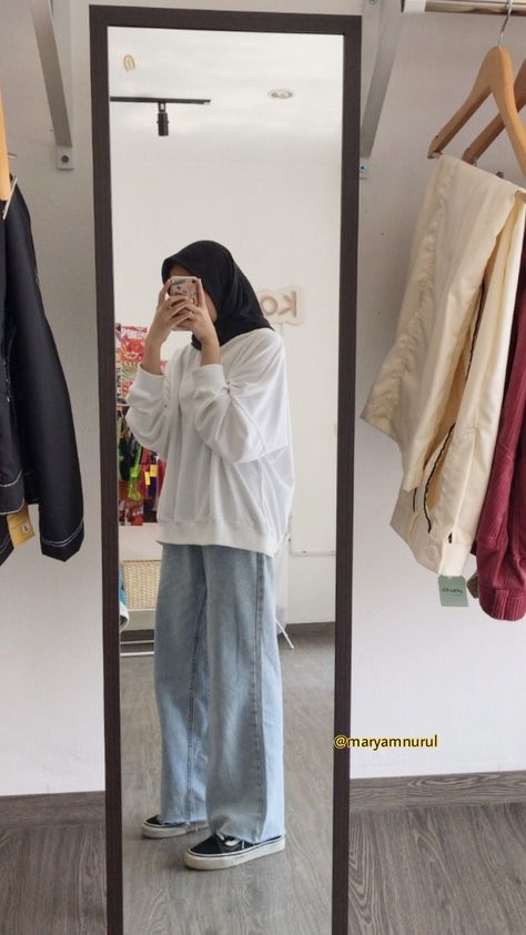 Ootd Hoodie Oversize Hijab, Ootd Sweater Oversize Hijab, Crewneck Outfit Hijab, Sweater Oversized Hijab, Ootd Sweater Oversize, Ootd Crewneck, Sweater Outfits Hijab, Jeans Outfit Hijab, Mix And Match Outfits Hijab