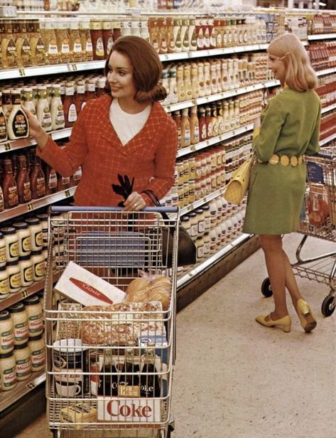 40 Vintage Photos Bring Back Supermarket Memories Through Decades ~ Vintage Everyday 1960s Aesthetic, Photoshoot Vintage, 60s Aesthetic, Americana Aesthetic, Vintage Mall, Vintage Americana, Grocery Stores, Retro Mode, Photo Vintage