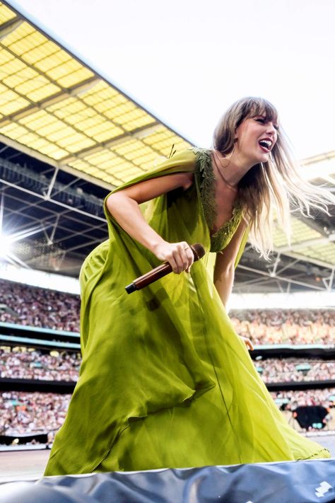 out of the woods; Taylor Swift Games, Pop Queen, Taylor Swift The Eras Tour, Out Of The Woods, London Tours, Wembley Stadium, Taylor Swift Videos, Swift 3, Taylor Swift Quotes