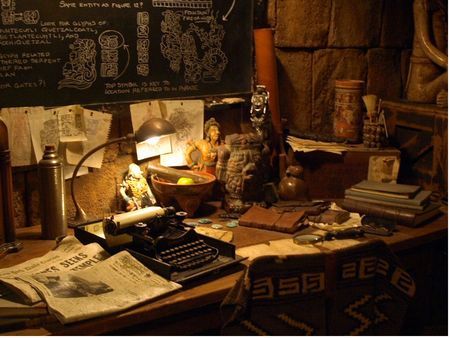 Detail of Dr. Jones' desk, in the queue Indiana Jones Room, Indiana Jones Adventure, Adventure Decor, Tokyo Disney Sea, Adventure Aesthetic, Treasure Hunter, Crystal Skull, Florida Travel, Indiana Jones