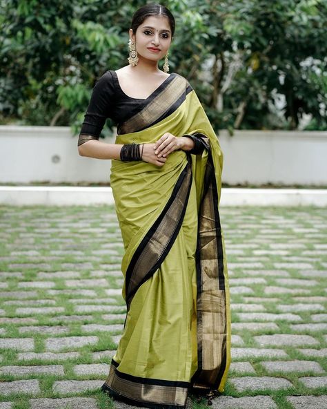 Wedding Pattu Sarees, Traditional Saree Look, Pattu Sarees Wedding, Beautiful Gold Earrings, Sarees For Wedding, Gold Jhumka, Cotton Saree Blouse Designs, Cotton Saree Blouse, Simple Saree Designs