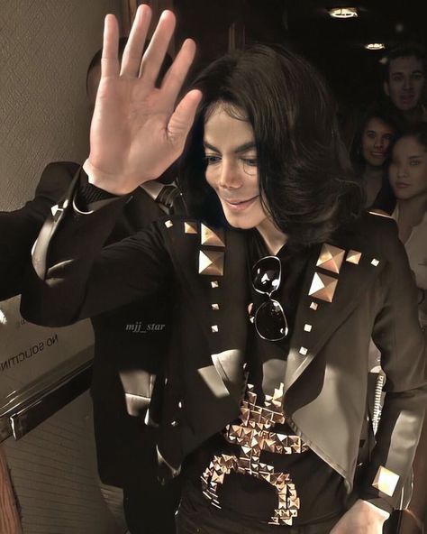 3,258 Likes, 54 Comments - MICHAEL JACKSON✨ Fan Account🌟 (@mjj_star) on Instagram: “📷May 15 2009 - Michael leaves medical clinic, Beverly Hills - Best of Joy✨ - #matureera…” Michael Jackson 2009 Rare, Michael Jackson 2009, Michael Jackson Pictures, Michael Jackson Story, Ali Michael, Michael Jackson Quotes, Michael Jackson Rare, Photos Of Michael Jackson, Michael Jackson Smile