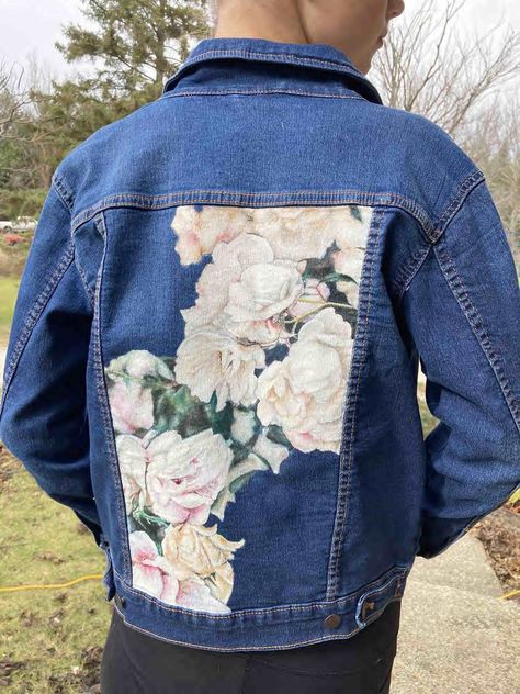 Thrifted, then hand painted jean jacket with white rose design.  Painted with flexible paint and heat-set to be made permanent. Old Navy - Boys XL that fits as a Women's M *Model is size S Please try to HAND WASH only, item is delicate. Jean Jacket Painted, Hand Painted Jean Jacket, Painted Jean Jacket, Customised Denim Jacket, Rose Flower Design, Painted Clothes Diy, Demin Jacket, Navy Boys, Fall Winter Fashion