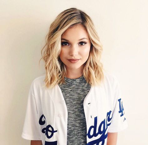 Once upon time olivia holt hija malefica mal es una lider tiene lo mejo amigos entonce con gran vida sus madre mal tiene sus libro magia en todos cumpla mal Wavy Bob Long, Cute Bob Haircuts, Blonde Lob, Wavy Bob Haircuts, Shaggy Bob, Short Shag Hairstyles, Olivia Holt, Long Bob Haircuts, Lob Haircut