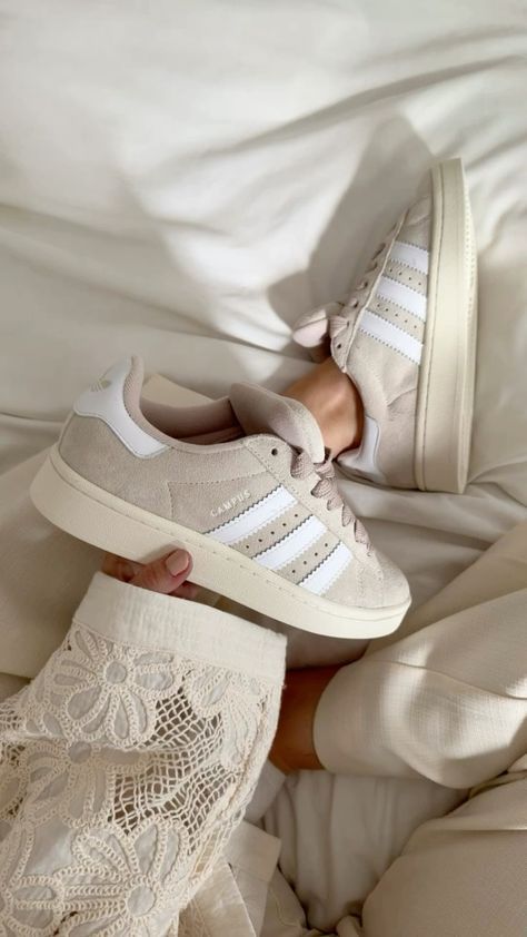 Aesthetic Addidas Shoes, Aethstetic Shoes, White Shoes Aesthetic, Shoes Ideas For Women, Shoes Pics, Shoes Basic, Adidas Campus Shoes, Campus Shoes, Elegant Sneakers