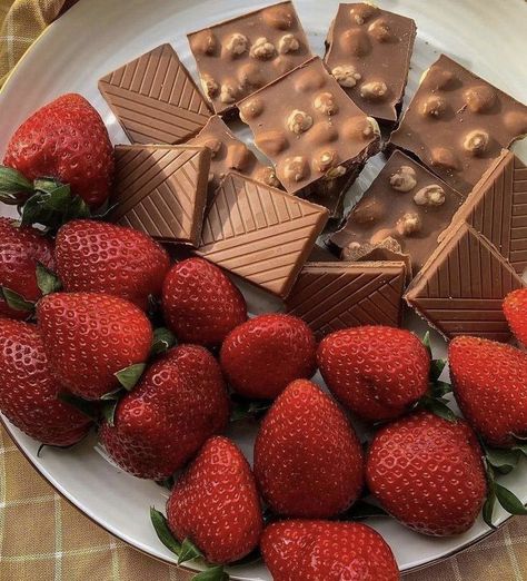 Strawberry Aesthetics, Strawberries And Chocolate, Easy Eat, Chocolate Fruit, Kawaii Food, Food Obsession, Pretty Food, Food Cravings, Cute Food