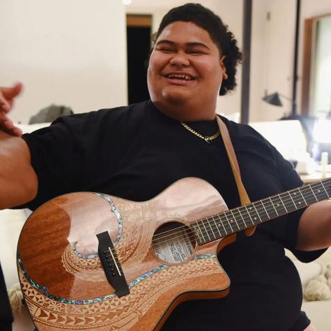 Introduction to American Idol 21 Winner Iam Tongi – Welcome to our comprehensive article on Iam Tongi, a rising music star who gained popularity through his participation in the 21st season of American Idol. In this article, we will delve into Iam Tongi’s background, age, parents, biography, songs, net worth, and career. Let’s explore the ... Read more S Background, American Idol Contestants, Celebrity Facts, Old Music, Old Singers, American Idol, Talent Show, Original Song, Music Star