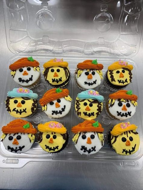 September Cupcakes Ideas, Easy Fall Decorated Cupcakes, Easy Fall Cupcake Decorating Ideas, Fall Cupcake Cake, Cute Thanksgiving Cupcakes, Fall Decorated Cupcakes, Scarecrow Cupcakes, Fall Cupcake Ideas, Fall Cupcakes Decoration