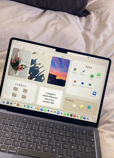 Home Screen For Laptop, Macbook Air 15 Wallpaper, Mac Screen Aesthetic, Mac Book Air M2 Aesthetic, Mac Home Screen Aesthetic, Mac Desktop Inspiration, Aesthetic Laptop Desktop Layout, Ipad Organization Homescreen Aesthetic Wallpaper, Macbook Desktop Inspiration