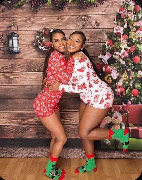 Bestie Matching Christmas Pjs, Christmas Pictures Friends, Bestie Christmas, Christmas Instagram Pictures, Christmas Pictures Outfits, Sister Keeper, Bff Matching Outfits, My Ride Or Die, Sisters Photoshoot Poses