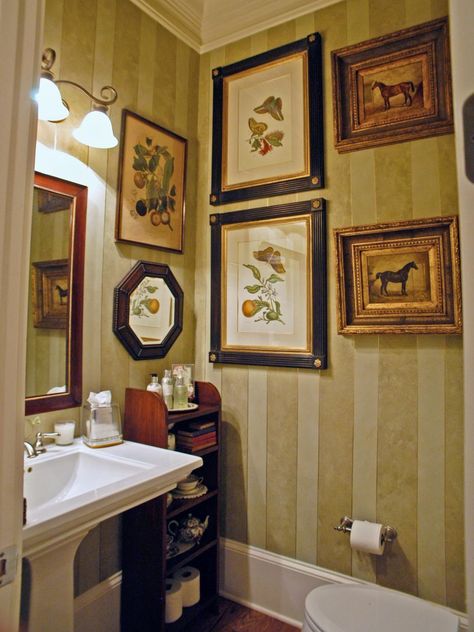 The green-striped walls of this bathroom are decorated with framed botanical prints. Traditional Eclectic, Traditional Bathrooms, Striped Room, Eclectic Interior Design, Powder Room Design, Bathroom Decor Apartment, Spa Decor, Bathroom Idea, Power Room