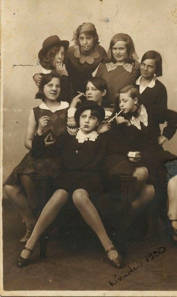 Estonian girls imitating the heroes of the once-popular movie "The Roaring Twenties." Public Enemies, Fotografi Vintage, Tarot Art, Roaring Twenties, Photo Vintage, 인물 사진, Girl Gang, Vintage Pictures, Pics Art