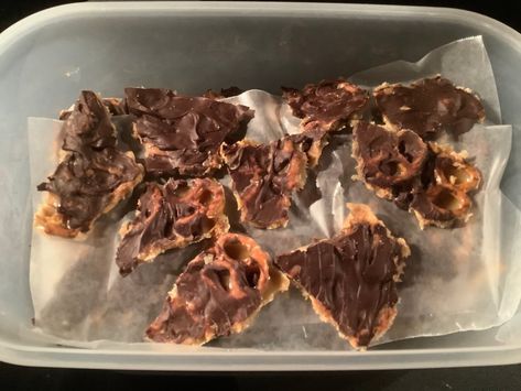 More Snacking Goodness: Salted Caramel Pretzel Bark – The Craftiest Workshop Salted Caramel Pretzel Bark, Caramel Pretzel Bark, Pretzel Bark, Salted Caramel Pretzels, Soda Crackers, Pretzel Twists, Salty Snacks, Semi Sweet Chocolate Chips, Semisweet Chocolate