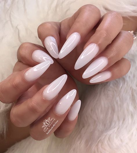 Almond Shaped Nails Designs, White Almond Nails, Acrylic Nails Almond Shape, Unghie Sfumate, Kutek Disney, Bunny Nails, Milky Nails, Manikur Kuku, Kadeřnické Trendy