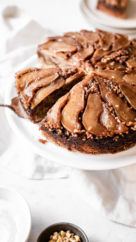 This buttermilk walnut pear upside-down cake is a show stopper. But this cake has much more to offer than its looks and tastes just as good as it looks. Desserts With Pears, Pears Recipes, Pear Upside Down Cake, Walnuts Recipe, Caramel Pears, Pear Dessert, Baked Recipes, The Best Desserts, Walnut Recipes