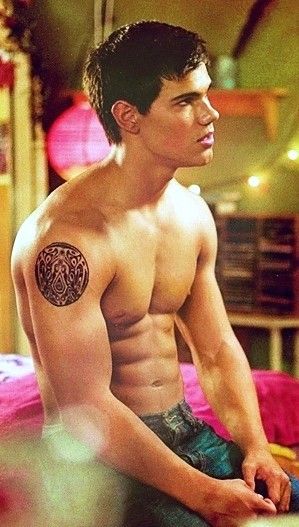 Jacob in New Moon Taylor Lautner Shirtless, Taylor Jacobs, Jacob Black Twilight, Twilight Jacob, Twilight Wolf, Team Jacob, Twilight Photos, Twilight Pictures, Twilight Series