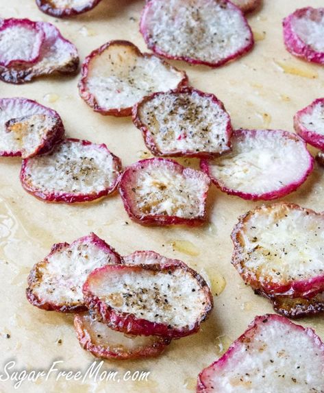 Veggie Chips Recipe, Dehydrator Ideas, Radish Chips, Healthy Vegetarian Snacks, Whole 30 Snacks, Roasted Radishes, Radish Recipes, Veggie Chips, Low Carb Sides